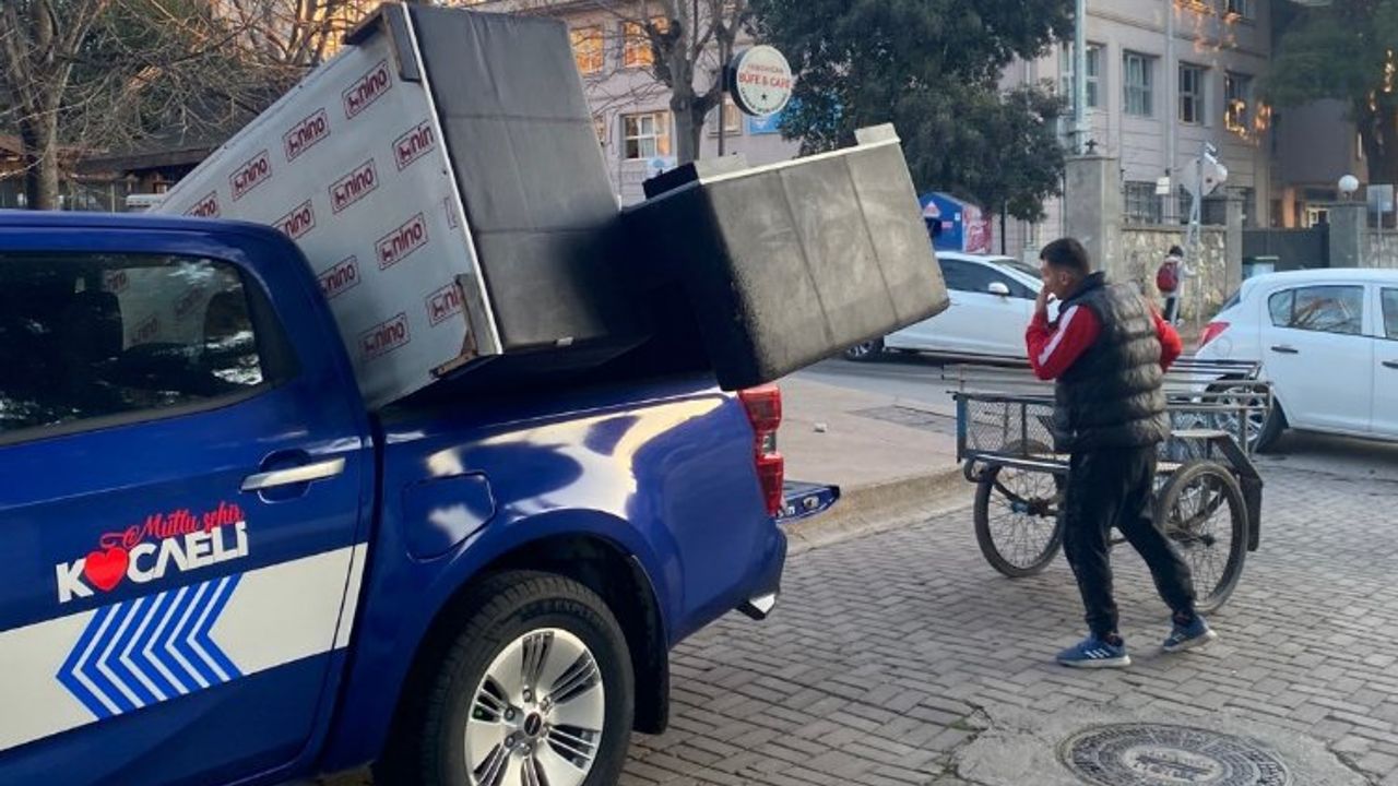 Eşya taşıyan vatandaşa Zabıta'dan 'devriye' yardımı
