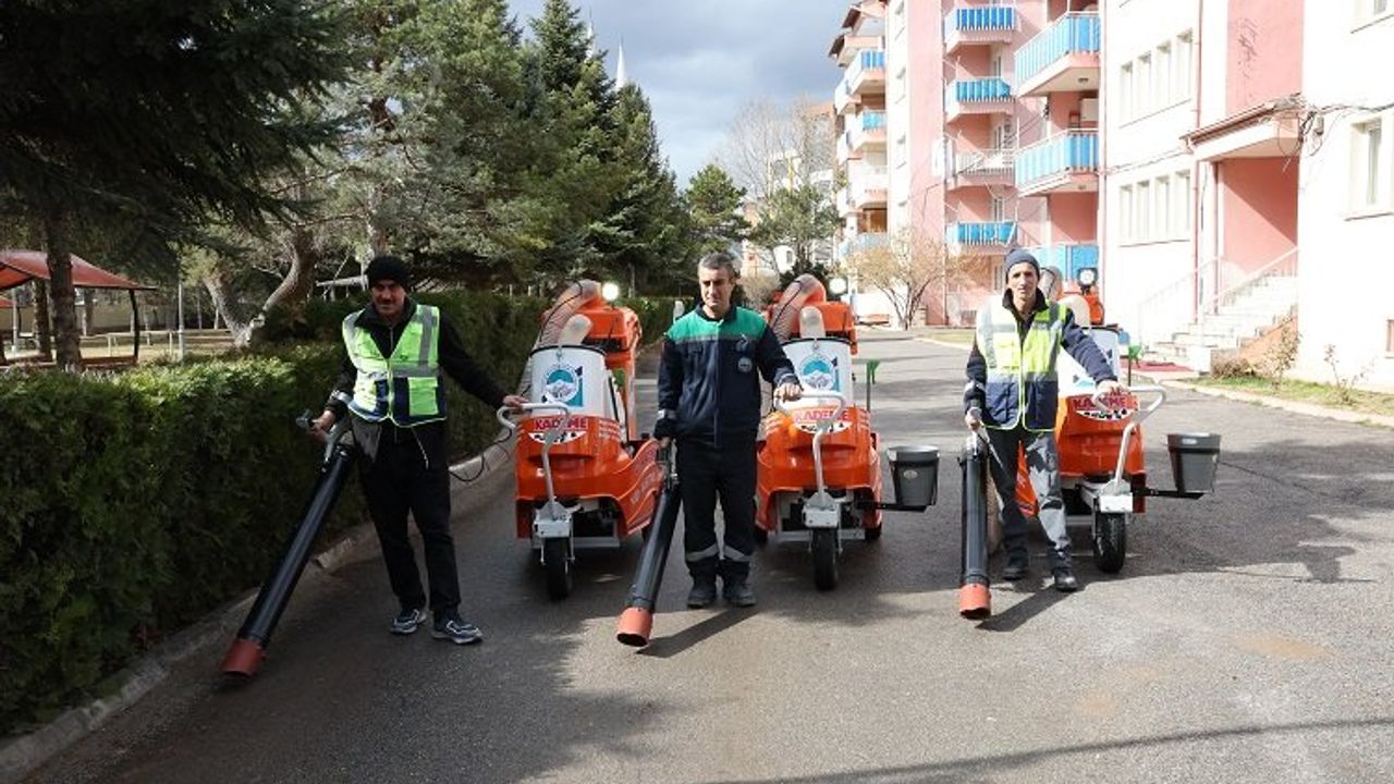 Kayseri Büyükşehir'e 3 park süpürge makinesi