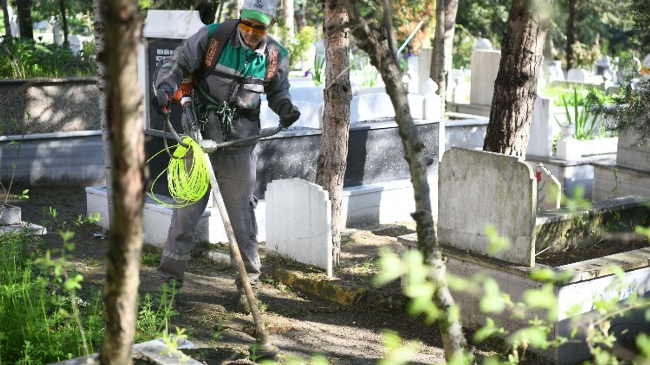 Çayırova'nın mezarlıkları bayrama hazır