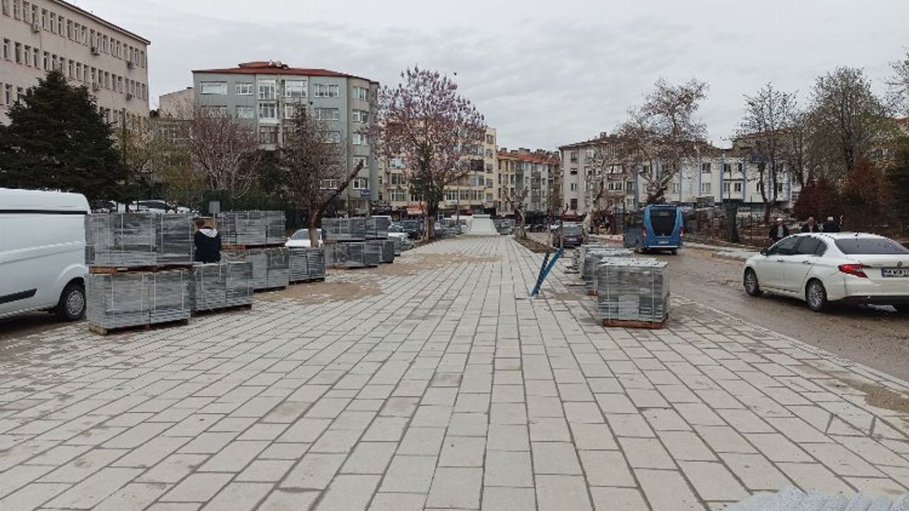 Edirne Keşan'da Cumhuriyet Meydanı depoya dönüştü!