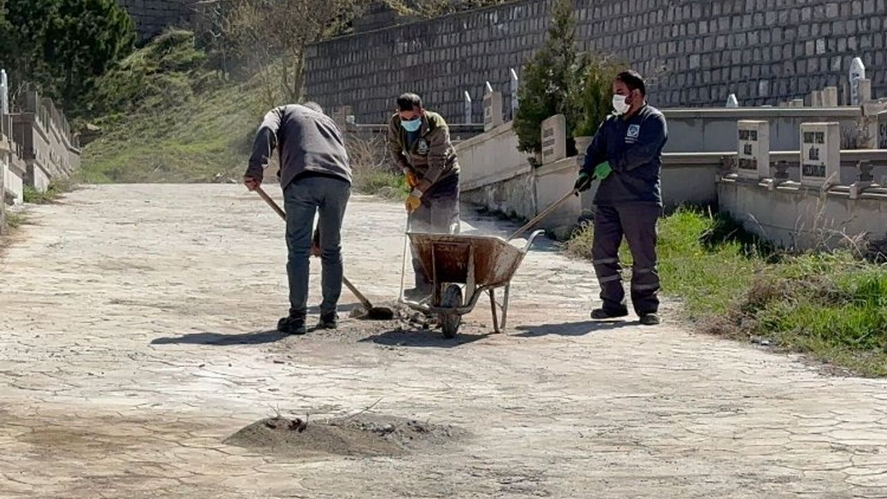 Kayseri Melikgazi'de mezarlıklar bayrama hazırlanıyor