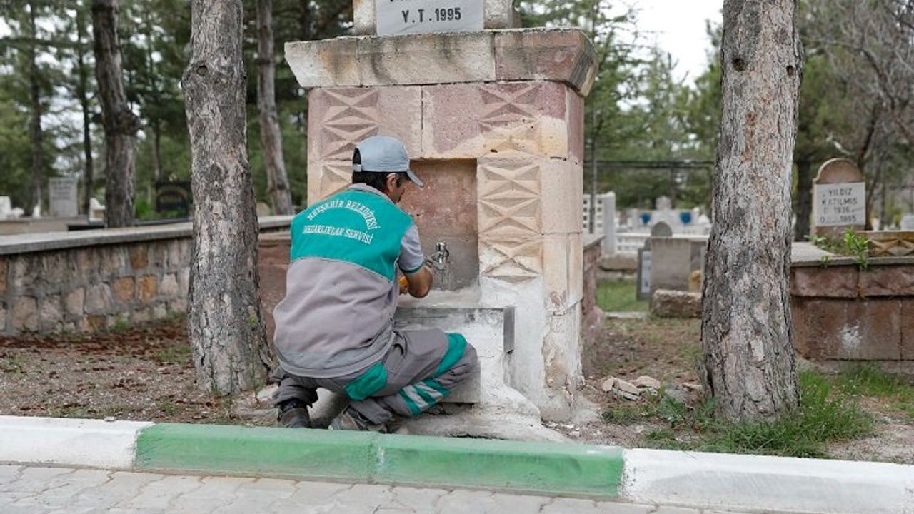 Nevşehir Belediyesi'nden mezarlıklara temizlik