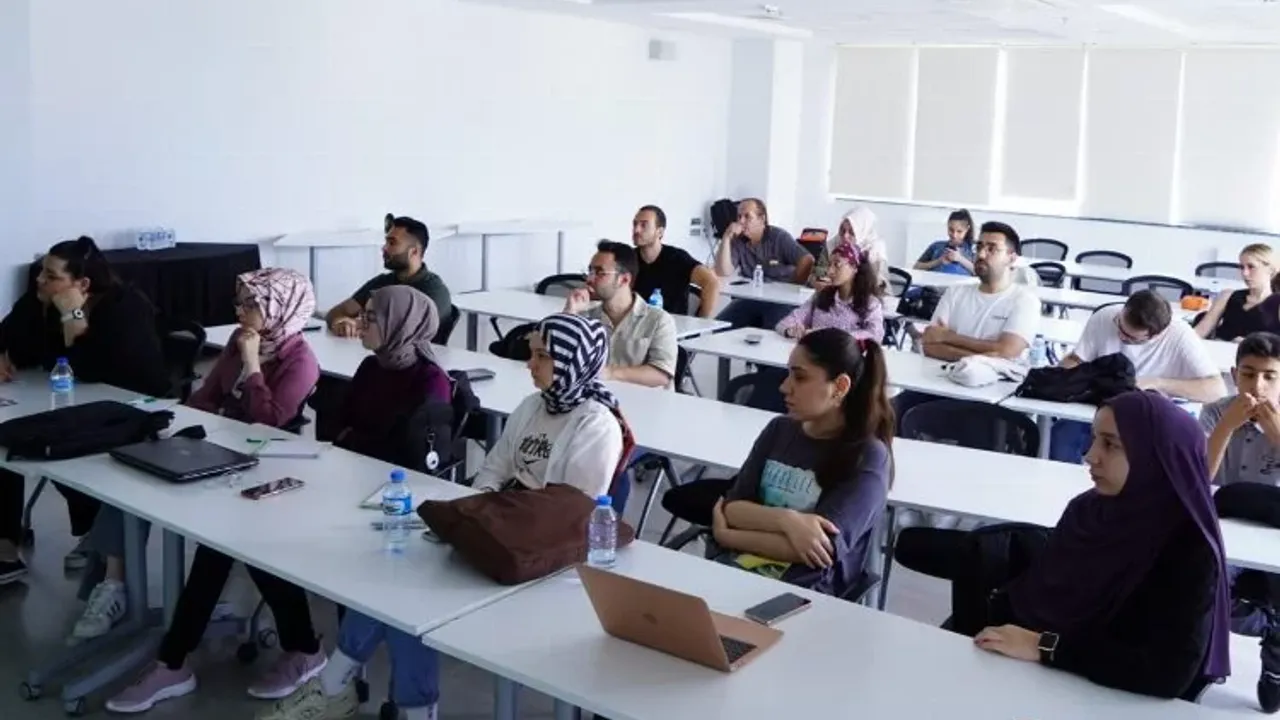 Bursa'da genç girişimcilere 'fırtınada uyuma' tüyoları