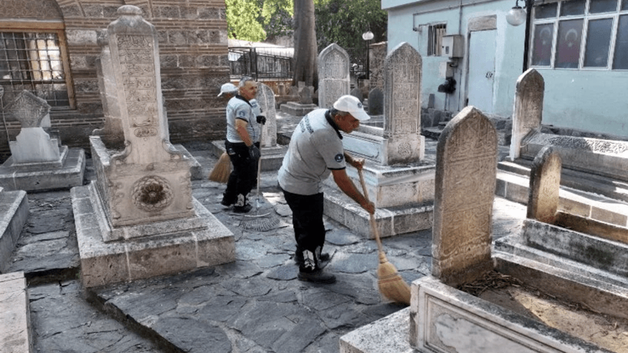 Bursa'da hazireler rutin temizlikte