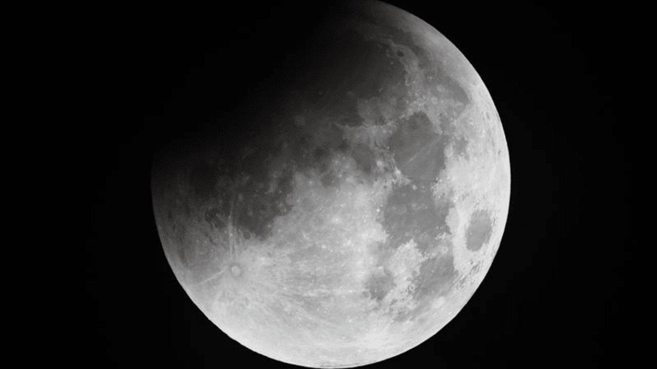 Bilim insanları Ay'ın içinde ne olduğunu doğruladı