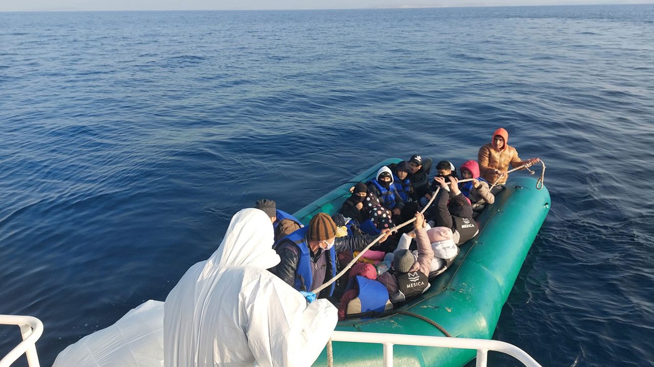 Balıkesir açıklarında 102 düzensiz göçmen yakalandı