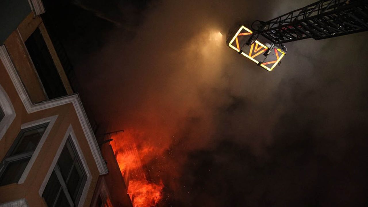 İstanbul'da 3 katlı ahşap binada yangın