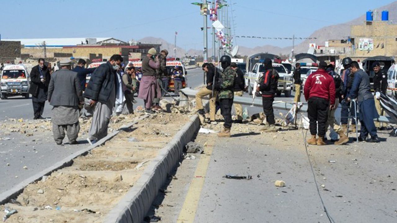 Pakistan'da bombalı saldırı: 24 ölü