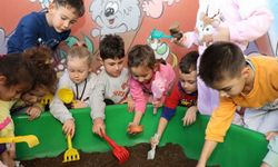 Mudanya'da çocuklar toprak havuzda arkeolojik kazı yaptı