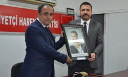 Başkan Nar’dan Başkan Demiröz’e son Ülkücü Şehit Çakıroğlu tablosu hediyesi