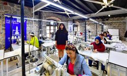 Meslek Fabrikası'nda depremzedeler için iç çamaşırı üretiliyor