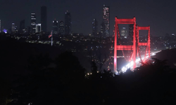 Fatih Sultan Mehmet Köprüsü Dünya Kalp Günü için ışıklandırıldı