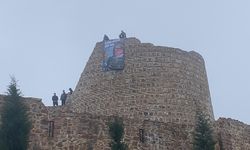 Ebu Ubeyde posteri tarihi Aydos Kalesi'ne asıldı