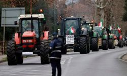 İtalya'da çiftçiler protesto amacıyla traktörleriyle konvoy oluşturdu
