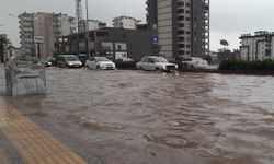 Mersin'de sağanak yağmur nedeniyle sokak ve caddeler su altında kaldı