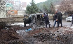 Siirt'te park halindeki araç alev alev yandı