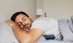 Yanlış uyku pozisyonu ağrılara yol açabiliyor