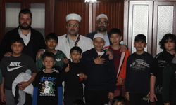 Adana'da cami imamından örnek davranış: Camiye gelen çocuklara iftar programı