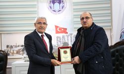 Battalgazi Belediye Başkanı Güder'e teşekkür plaketi