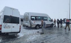 Bitlis'te yoğun kar yağışı nedeniyle zincirleme kaza