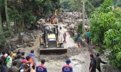 Endonezya'da sel ve toprak kayması: 26 ölü, 6 kayıp 