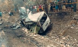 Filipinler'de minibüs kamyonla çarpıştı: 13 ölü
