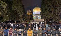 Filistinliler Ramazan ayının ilk sabahında Mescid-i Aksa'ya akın etti