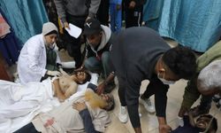 İşgalci siyonistler, insani yardımlara eşlik edenleri bombaladı: 30 şehit