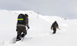 Karanlıkta kalan 12 köy için 2 metre karda zorlu mesai  