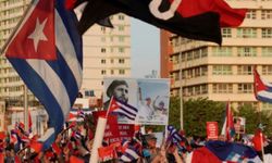 Küba'da halk sokaklara döküldü