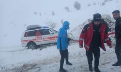 Siirt'te çığ düşen yolda mahsur kalan 12 kişi kurtarıldı