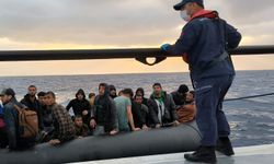 Batma tehlikesi geçiren bottan 26 düzensiz göçmen kurtarıldı 