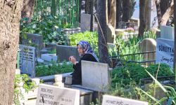 Bursa'da mezarlık ve türbelerde arife yoğunluğu