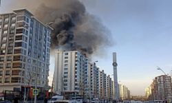 Diyarbakır'da bir binanın çatı katında yangın: 2 itfaiye eri yaralandı