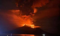 Endonezya'da yanardağ patladı: 800'den fazla kişi tahliye edildi