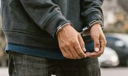 Parkta uyuşturucu satan 2 şüpheli tutuklandı