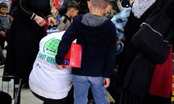 Umut Kervanı’ndan Van’da yüzlerce çocuğa bayram hediyesi