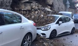 Üsküdar'da istinat duvarı çöktü: 2 araç hasar gördü