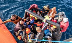Yunanistan unsurlarınca geri geri itilen düzensiz göçmenler kurtarıldı