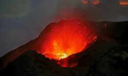 Endonezya'daki Semeru Yanardağı'nda volkanik patlama 