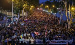Gürcistan'da on binler "yabancı etki" yasasını protesto etti 