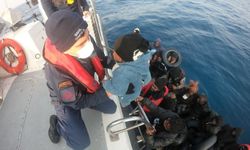 Yunanistan'a gitmek isterken motorları arızalanarak denizde sürüklenen göçmenler kurtarıldı
