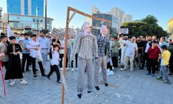 İstanbul’da vatandaşlar bayram namazı çıkışında temsili şeytan taşladı