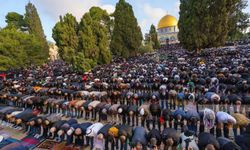 On binlerce Filistinli bayram namazını Mescid-i Aksa'da kıldı