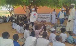 Yetimler Vakfı Çad'da yetim çocuklara bayramlık hediye etti