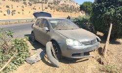 Mardin’de otomobil refüje çarptı: Bir yaralı