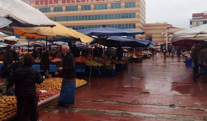 Edirne Keşan'da sağanak yağış pazarcıları isyan ettirdi
