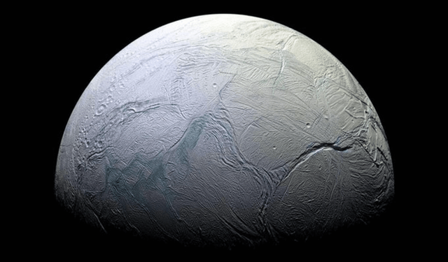 Satürn'ün uydusunda yaşam için gerekli bileşenlerden hidrojen siyanür bulgusuna rastlandı