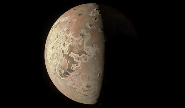 NASA, Jüpiter'in Uydusu Io'nun en yakın görüntüsünü yakaladı