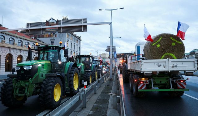 Çekya'da çiftçiler traktörlerle Prag şehir merkezinde eylem yaptı